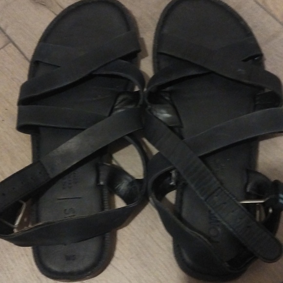 2/15$**TOMS** leather sandals - Picture 6 of 6